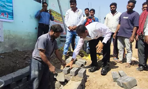 कलेक्टर ने सोखता गड्डा निर्माण के लिए किया श्रमदान