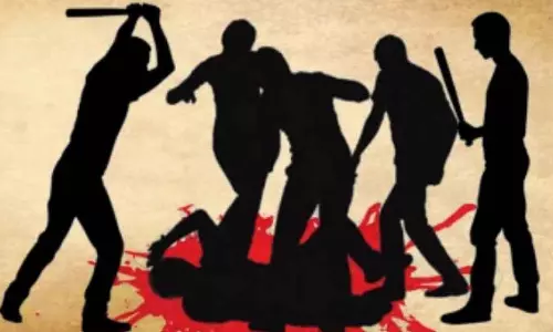Mumbai : वर्ली के पास कार पर सॉफ्ट ड्रिंक फेंकने के विवाद में युवक पर बांस के डंडों से हमला, 3 घायल Mumbai : वर्ली के पास कार पर सॉफ्ट ड्रिंक फेंकने के विवाद में युवक पर बांस के डंडों से हमला, 3 घायल