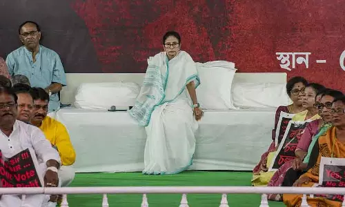 बंगाल में वोटर लिस्ट से नाम हटाने के मुद्दे पर CM ममता बनर्जी लगातार दूसरे दिन भी धरने पर बैठी रही