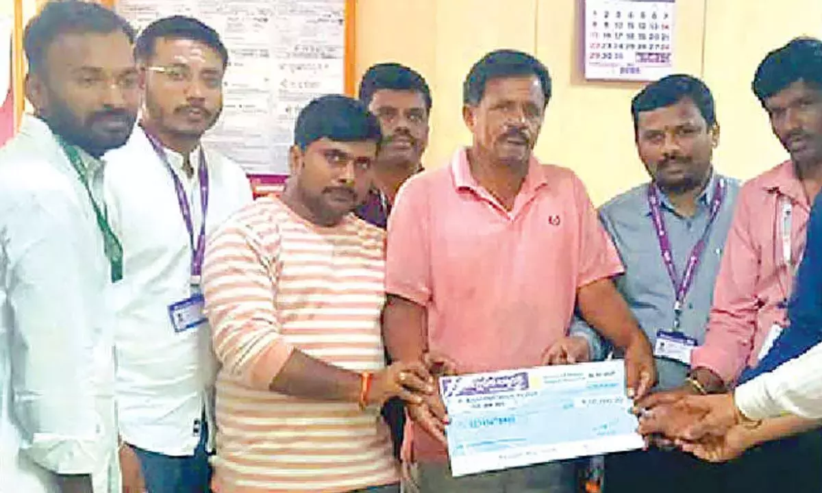 Andhra: केबीएल सुरक्षा बीमा के तहत 5 लाख रुपये का क्लेम दिया गया Andhra: केबीएल सुरक्षा बीमा के तहत 5 लाख रुपये का क्लेम दिया गया
