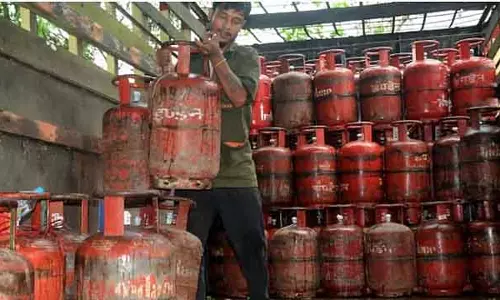 LPG Price Hike: देश के लोगों पर गर्मी की मार, ईरान युद्ध के बीच LPG सिलेंडर के दाम अचानक बढ़ गए LPG Price Hike: देश के लोगों पर गर्मी की मार, ईरान युद्ध के बीच LPG सिलेंडर के दाम अचानक बढ़ गए