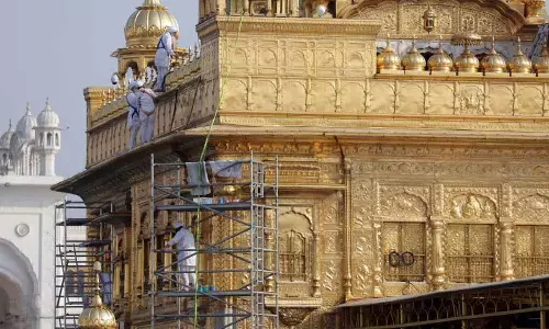 Punjab: स्वर्ण मंदिर में सोने की परत चढ़ी पवित्र जगह की सफाई शुरू Punjab: स्वर्ण मंदिर में सोने की परत चढ़ी पवित्र जगह की सफाई शुरू
