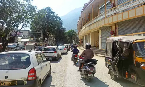 Kullu प्रशासन ने व्यस्त सड़क पर भीड़ कम करने के लिए 30 दिन का पार्किंग ट्रायल शुरू किया Kullu प्रशासन ने व्यस्त सड़क पर भीड़ कम करने के लिए 30 दिन का पार्किंग ट्रायल शुरू किया