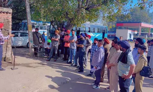 Jalandhar: रोडवेज के कॉन्ट्रैक्ट कर्मचारियों ने रेगुलर नौकरी की मांग को लेकर विरोध प्रदर्शन किया Jalandhar: रोडवेज के कॉन्ट्रैक्ट कर्मचारियों ने रेगुलर नौकरी की मांग को लेकर विरोध प्रदर्शन किया