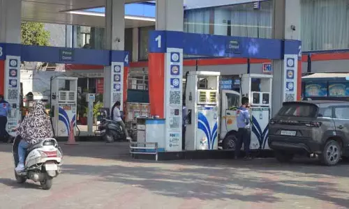 Ludhiana: पेट्रोल डीलरों ने ‘पैनिक बाइंग’ की रिपोर्ट दी Ludhiana: पेट्रोल डीलरों ने ‘पैनिक बाइंग’ की रिपोर्ट दी