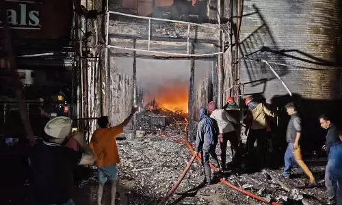 Ludhiana: कपड़ों का शोरूम आग में जलकर खाक हो गया Ludhiana: कपड़ों का शोरूम आग में जलकर खाक हो गया