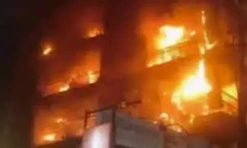 Jaipur: भीषण आग से लाखों रुपये का फर्नीचर नष्ट Jaipur: भीषण आग से लाखों रुपये का फर्नीचर नष्ट