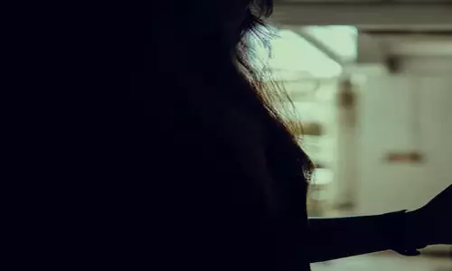 नशेड़ियों ने महिला की हत्या की कोशिश की, प्राइवेट पार्ट पर चाकू मारा