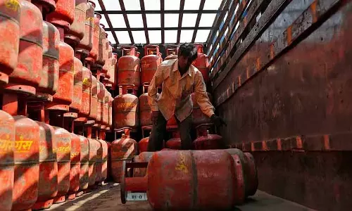तमिलनाडु होटल्स के संगठन ने केंद्र से कमर्शियल LPG सिलेंडर की सप्लाई पर आदेश वापस लेने का अनुरोध किया तमिलनाडु होटल्स के संगठन ने केंद्र से कमर्शियल LPG सिलेंडर की सप्लाई पर आदेश वापस लेने का अनुरोध किया