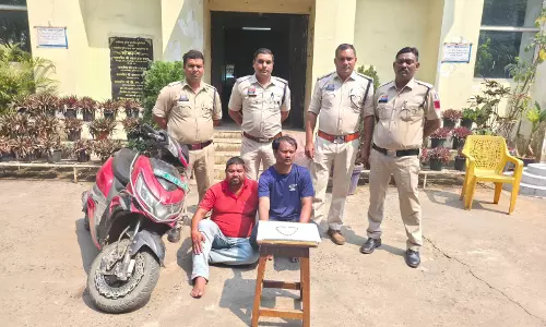 2 फर्जी पुलिसकर्मी गिरफ्तार, बुजुर्ग महिला से सोने की चेन झपटकर हुए थे फरार 2 फर्जी पुलिसकर्मी गिरफ्तार, बुजुर्ग महिला से सोने की चेन झपटकर हुए थे फरार