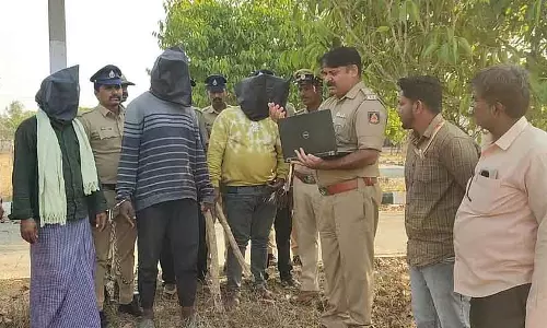 Devanahalli : आंध्र प्रदेश के एक आदमी को सोने का वादा करके ठगने के आरोप में पांच लोग गिरफ्तार Devanahalli : आंध्र प्रदेश के एक आदमी को सोने का वादा करके ठगने के आरोप में पांच लोग गिरफ्तार