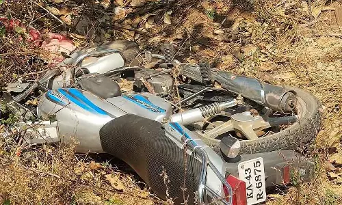 Doddaballapur : बाइक पेड़ से टकराई, दो की मौत Doddaballapur : बाइक पेड़ से टकराई, दो की मौत