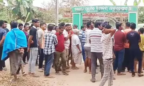 परिवार और गांववालों ने Nayagarh के बेलपाड़ा प्राइमरी स्कूल में ताला जड़ा, कार्रवाई की मांग परिवार और गांववालों ने Nayagarh के बेलपाड़ा प्राइमरी स्कूल में ताला जड़ा, कार्रवाई की मांग