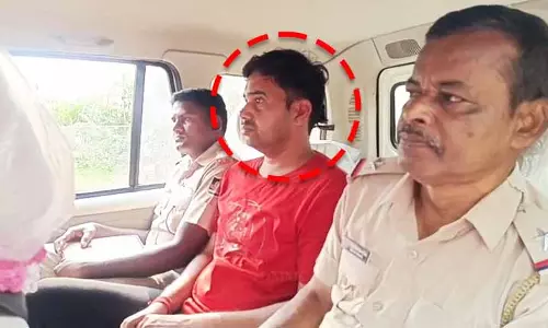 Bhadrak में सातवीं क्लास की लड़की से रेप की कोशिश के आरोप में टीचर हिरासत में Bhadrak में सातवीं क्लास की लड़की से रेप की कोशिश के आरोप में टीचर हिरासत में
