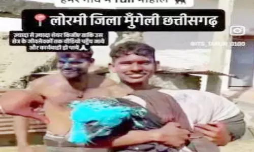 कुत्ते के साथ होली खेलना महंगा पड़ा, 2 युवक गिरफ्तार कुत्ते के साथ होली खेलना महंगा पड़ा, 2 युवक गिरफ्तार