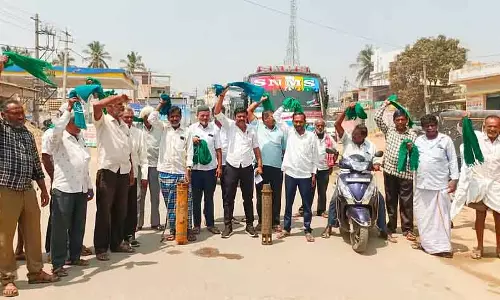 Magadi : किसानों की समस्याओं का समाधान न होने पर सड़क जाम कर विरोध प्रदर्शन Magadi : किसानों की समस्याओं का समाधान न होने पर सड़क जाम कर विरोध प्रदर्शन
