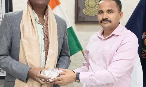 UPSC परीक्षा पास करने वाले डायमंड सिंह ध्रुव का धमतरी एसपी ने किया सम्मान UPSC परीक्षा पास करने वाले डायमंड सिंह ध्रुव का धमतरी एसपी ने किया सम्मान
