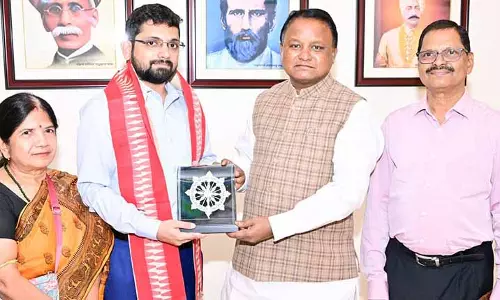 CM Majhi ने UPSC में 100वीं रैंक लाने वाले सात्विक सत्यकाम देवता को लोक सेवा भवन में सम्मानित किया CM Majhi ने UPSC में 100वीं रैंक लाने वाले सात्विक सत्यकाम देवता को लोक सेवा भवन में सम्मानित किया