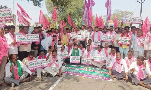 BRS का धरना, किसान बीमा की तीन किश्तें जारी करने की मांग