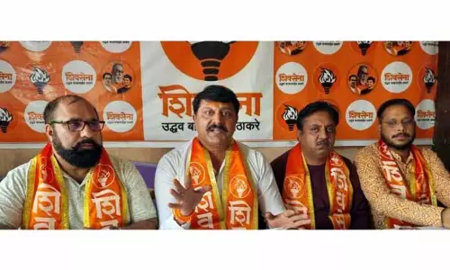 शिवसेना ने व्यस्त सड़कों पर LED स्क्रीन की आलोचना की, रोड सेफ्टी ऑडिट की मांग की शिवसेना ने व्यस्त सड़कों पर LED स्क्रीन की आलोचना की, रोड सेफ्टी ऑडिट की मांग की