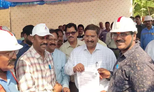 Singareni के अधिकारियों ने लंबे समय से लंबित मुद्दों पर कार्रवाई की मांग की Singareni के अधिकारियों ने लंबे समय से लंबित मुद्दों पर कार्रवाई की मांग की