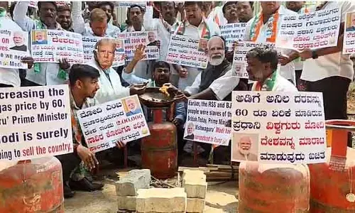 LPG गैस सिलेंडर की कीमत 60 रुपये बढ़ी, कांग्रेस ने केंद्र के खिलाफ किया विरोध प्रदर्शन LPG गैस सिलेंडर की कीमत 60 रुपये बढ़ी, कांग्रेस ने केंद्र के खिलाफ किया विरोध प्रदर्शन