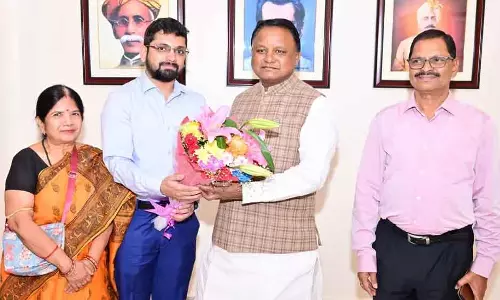 Odisha: मुख्यमंत्री ने यूपीएससी क्वालिफ़ायर सात्विक सत्यकाम देवता को सम्मानित किया Odisha: मुख्यमंत्री ने यूपीएससी क्वालिफ़ायर सात्विक सत्यकाम देवता को सम्मानित किया