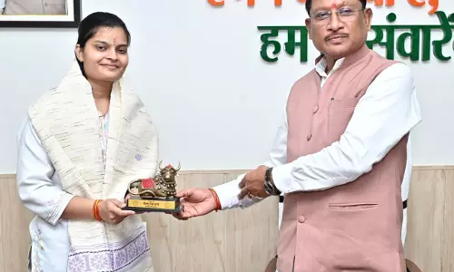 UPSC परीक्षा में 35वीं रैंक प्राप्त करने वाली वैभवी अग्रवाल को मुख्यमंत्री ने दी बधाई