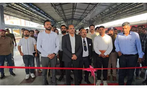 DRM ने कटरा रेलवे स्टेशन पर एस्केलेटर का उद्घाटन किया DRM ने कटरा रेलवे स्टेशन पर एस्केलेटर का उद्घाटन किया