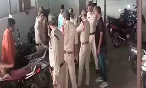 Vijayawada में घेराबंदी, पुलिस पर फायरिंग की कोशिश Vijayawada में घेराबंदी, पुलिस पर फायरिंग की कोशिश