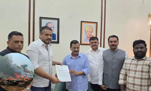 NCP-SP नेता रोहित पवार ने दिल्ली में अरविंद केजरीवाल से मुलाकात की NCP-SP नेता रोहित पवार ने दिल्ली में अरविंद केजरीवाल से मुलाकात की
