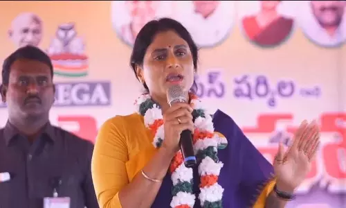 Y. S. Sharmila ने बच्चों पर चंद्रबाबू की नीति की आलोचना की Y. S. Sharmila ने बच्चों पर चंद्रबाबू की नीति की आलोचना की