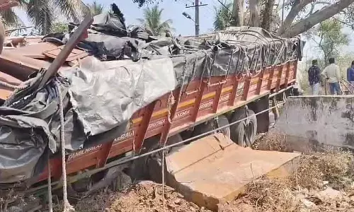Tumkur : नागावल्ली के पास लॉरी पेड़ से टकराई - केरल के दो लोगों की मौत Tumkur : नागावल्ली के पास लॉरी पेड़ से टकराई - केरल के दो लोगों की मौत