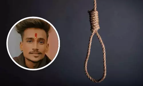 Bhopal : लड़के ने मां की साड़ी से फांसी लगाई, सुसाइड नोट में गर्लफ्रेंड को बताया दोषी Bhopal : लड़के ने मां की साड़ी से फांसी लगाई, सुसाइड नोट में गर्लफ्रेंड को बताया दोषी