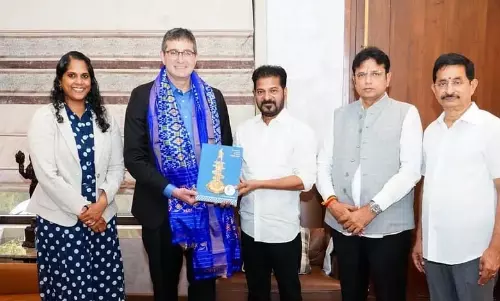 US गवर्नर ने CM रेवंत से मुलाकात की, हेल्थ और एजुकेशन सुधारों पर चर्चा की US गवर्नर ने CM रेवंत से मुलाकात की, हेल्थ और एजुकेशन सुधारों पर चर्चा की