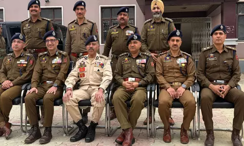 जम्मू-कश्मीर: DGP नलिन प्रभात ने अवंतीपोरा में सुरक्षा और आतंकवाद विरोधी अभियानों की समीक्षा की