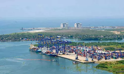 Kochi हार्बर में बिना इजाज़त घुसने पर मीडिया कर्मी गिरफ्तार Kochi हार्बर में बिना इजाज़त घुसने पर मीडिया कर्मी गिरफ्तार