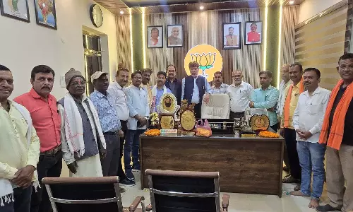भाजपा प्रदेश अध्यक्ष किरण सिंह देव ने कार्यकर्ताओं से की मुलाकात भाजपा प्रदेश अध्यक्ष किरण सिंह देव ने कार्यकर्ताओं से की मुलाकात