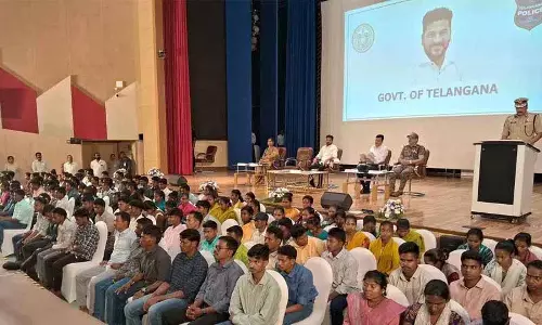 तेलंगाना के CM रेवंत रेड्डी के सामने 130 CPI (माओवादी) कैडरों ने सरेंडर किया तेलंगाना के CM रेवंत रेड्डी के सामने 130 CPI (माओवादी) कैडरों ने सरेंडर किया