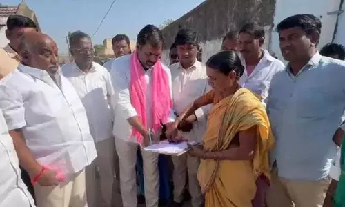 BRS ने रायतु भरोसा लाभ में देरी को लेकर आदिलाबाद में किसानों के हस्ताक्षर अभियान की शुरुआत की BRS ने रायतु भरोसा लाभ में देरी को लेकर आदिलाबाद में किसानों के हस्ताक्षर अभियान की शुरुआत की