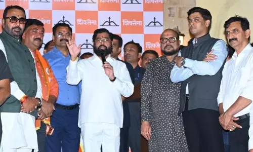 Shinde ने शिवसेना से कहा: लोगों का प्यार धन से ज़्यादा मायने रखता Shinde ने शिवसेना से कहा: लोगों का प्यार धन से ज़्यादा मायने रखता