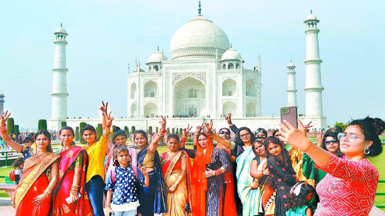 Agra: ताजमहल में महिला दिवस के अवसर पर विशेष सुविधा Agra: ताजमहल में महिला दिवस के अवसर पर विशेष सुविधा