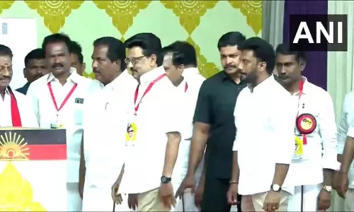ओ. पन्नीरसेल्वम के समर्थक डीएमके में शामिल, कार्यक्रम में पहुंचे सीएम एमके स्टालिन ओ. पन्नीरसेल्वम के समर्थक डीएमके में शामिल, कार्यक्रम में पहुंचे सीएम एमके स्टालिन