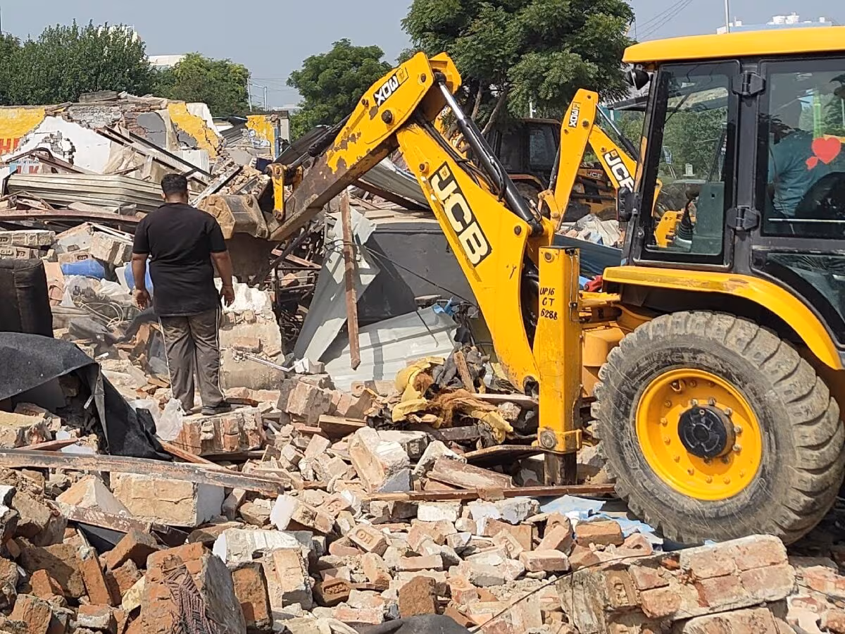 Farrukhabad: जिलाधिकारी के निर्देश पर अतिक्रमण हटाने की कार्रवाई तेज