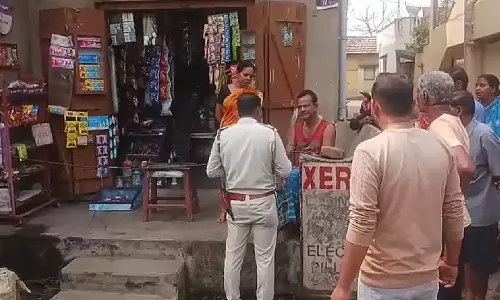 CCTV में चौंकाने वाला खुलासा: सातवीं क्लास का बच्चा संदिग्ध पैकेट पकड़े दिखा
