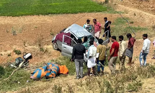 Kudligi में कार पलटने से बुज़ुर्ग दंपति की मौत, दो घायल Kudligi में कार पलटने से बुज़ुर्ग दंपति की मौत, दो घायल