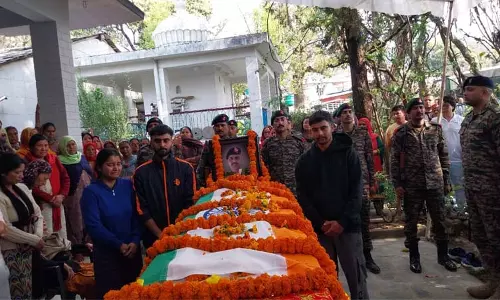 Dharamshala: असम राइफल्स के जवान को नम आंखों से दी गई विदाई Dharamshala: असम राइफल्स के जवान को नम आंखों से दी गई विदाई