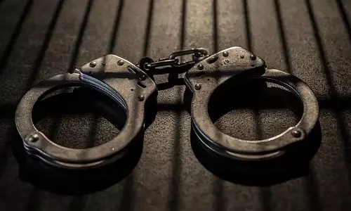 बेटे की गला घोंटकर हत्या करने के आरोप में पिता arrest बेटे की गला घोंटकर हत्या करने के आरोप में पिता arrest