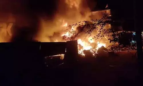 FIRE: कबाड़खाने में आग, फायर ब्रिगेड मौके पर जुटी