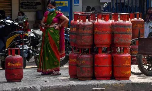 घरेलू LPG सिलेंडर की कीमत में ₹60 बढ़ोतरी, सप्लाई पूरी घरेलू LPG सिलेंडर की कीमत में ₹60 बढ़ोतरी, सप्लाई पूरी